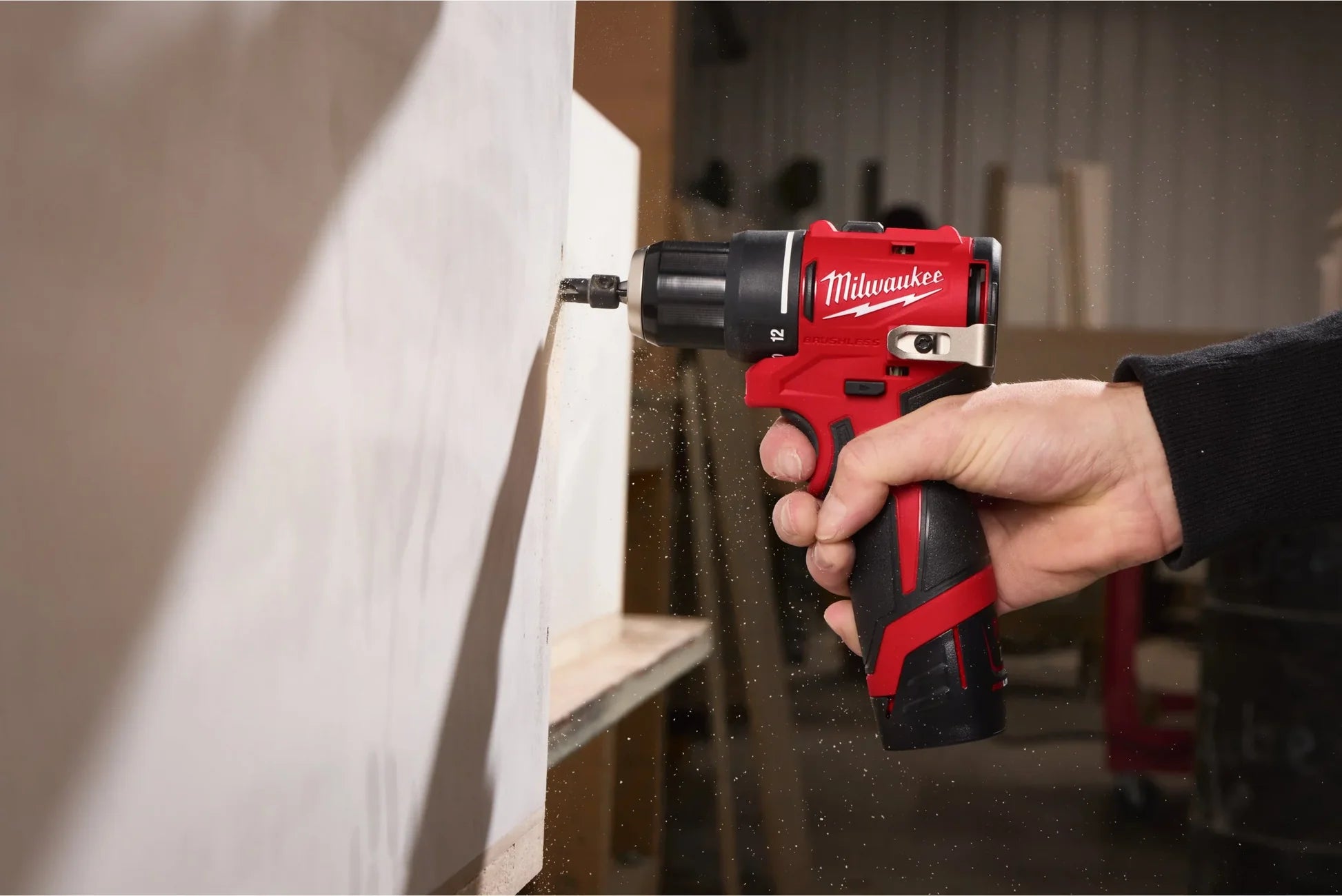 Foratura su legno con trapano Milwaukee