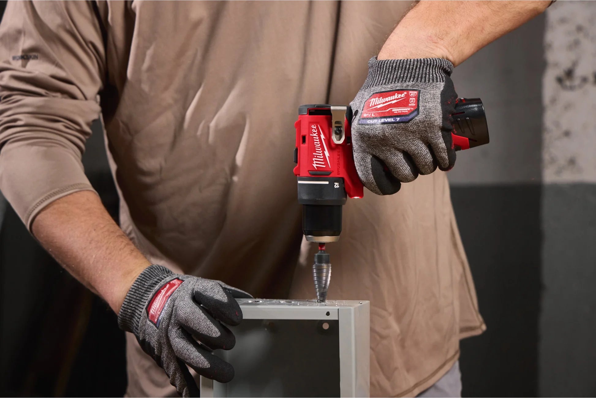 Milwaukee M12 BLDDRC-202C – Trapano avvitatore brushless con 2 batterie 2.0Ah - immagine 8