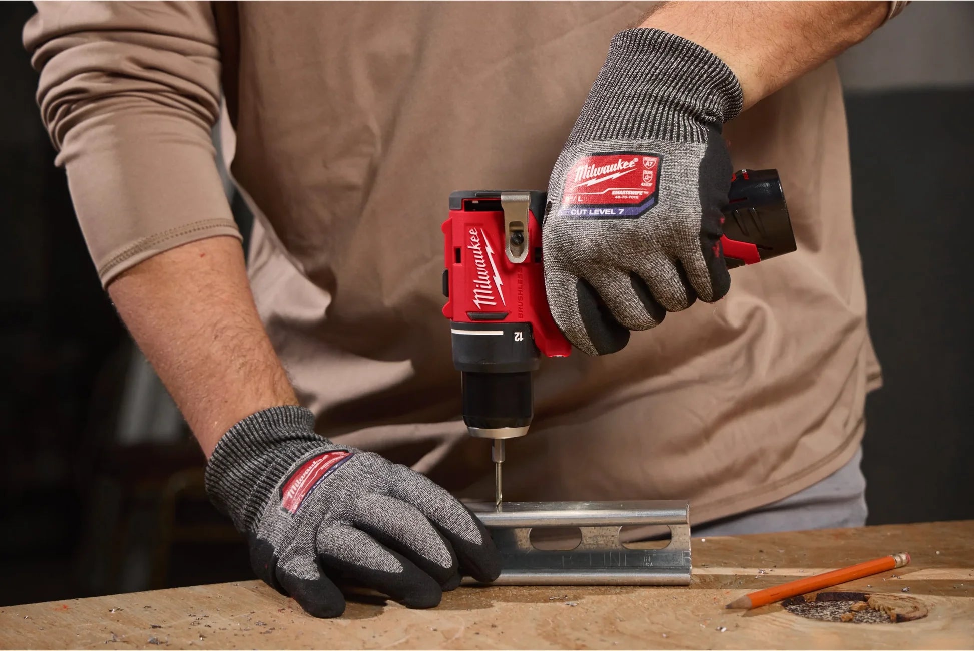 Milwaukee M12 BLDDRC-202C – Trapano avvitatore brushless con 2 batterie 2.0Ah - immagine 11